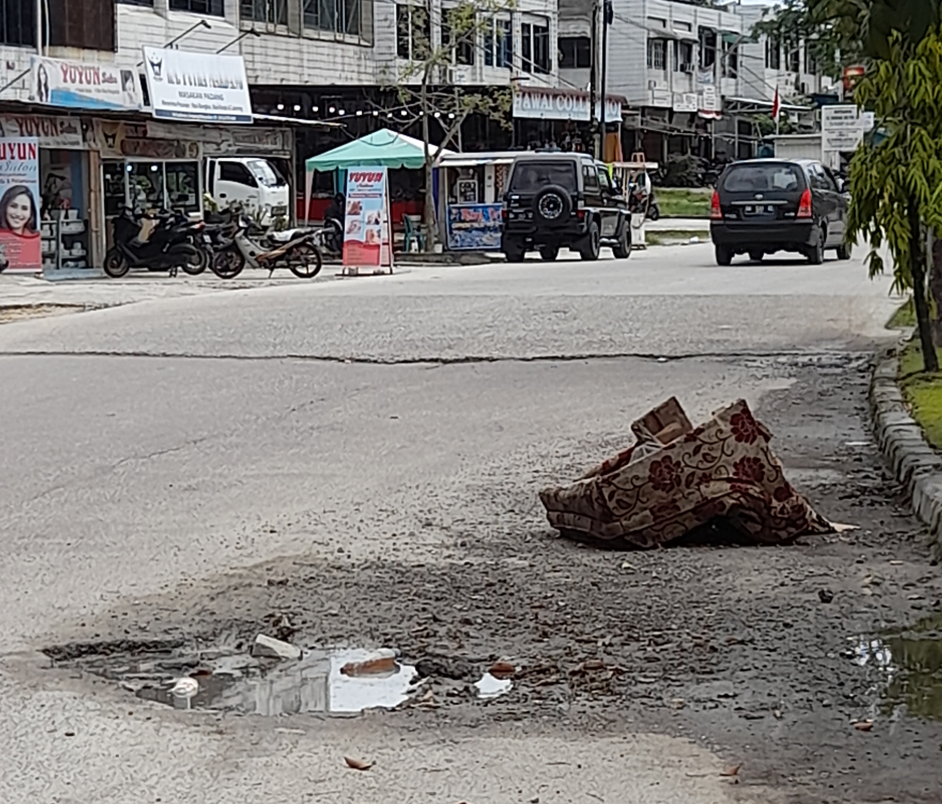 Cerita Sofa Bekas, Lubang Dan Ban Luar Bekas Sepeda Motor di Ruas Jalan Sudirman Duri