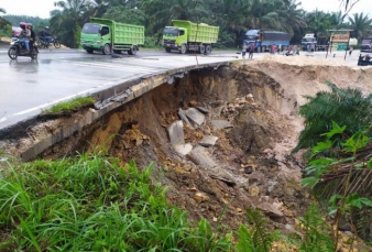 Jalan Lintas Menuju Sumut Ambles 30 Meter, Kendaraan Berat Distop