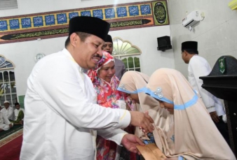 Berbagi di Hari ke Empat Puasa, Amril Serahkan Bantuan dan Santuni Anak Yatim