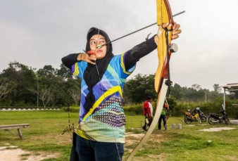 Tentang Busur Panah Perempuan Cantik Dari Benhil