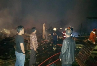 Kebakaran Hebat Lahap 10 Rumah Warga di Pekanbaru