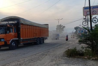 Di Desa Berkubang, di Kota Berdebu