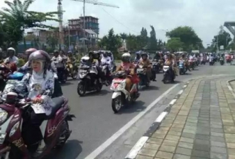 Tuntut Diprioritaskan jadi PNS, Guru Honor Geruduk Kantor Gubri