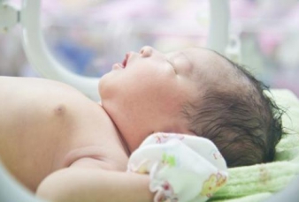 Penggunaan Sarung Tangan pada Bayi Sebenarnya Tidak Perlu Dilakukan