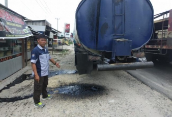 Truk Pengangkut Minyak Hitam Muncrat di Halaman Warga