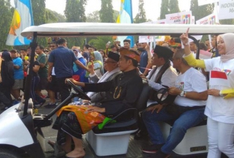 Karnaval Kampanye Damai, Jokowi dan Prabowo Jadi Sopir Mobil Golf