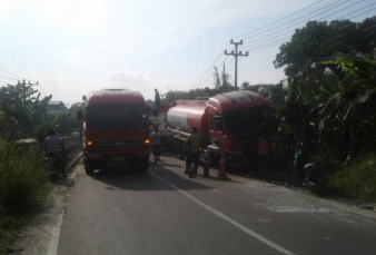 Tabrakan Beruntun Mobil Tengki Pertamina Seruduk Jembatan