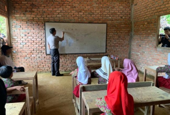 Kisah Kapolda Riau Jadi Guru Matematika di Sekolah Pelosok