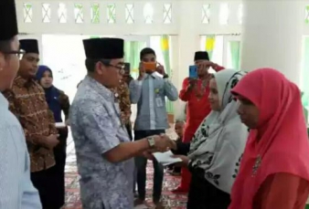 Bupati Kuansing Serahkan Uang Pembinaan Kafilah MTQ Kuansing