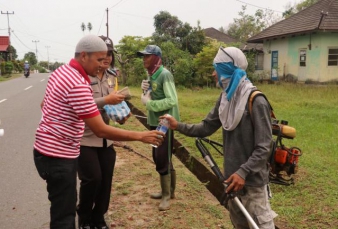 Jelang Hari Anti Korupsi, Polsek Dabo Singkep dan Mahasiswa Bagikan Makanan