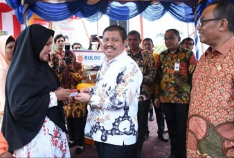 Lounching BPNT, Amril Serahkan KKS Pada Warga Prasejahtera