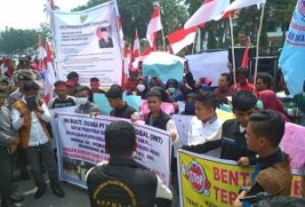 Ratusan Mahasiswa dan Suku Sakai Serbu Polda Riau