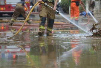 Cerita Anggota Satpol PP Bantu Korban Banjir Saat Rumah Kebanjiran