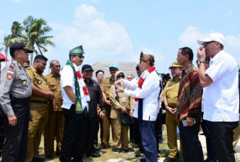 Jambangi Pulau Rupat, Arief Yahya Dipakaikan Tanjak Ketua LAMR