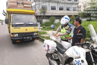 Pelanggar Lalu Lintas Pekanbaru Disuruh Baca Sumpah Pemuda