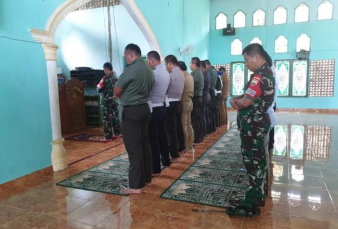 Sekretaris TMMD Jadi Imam Sholat Dzuhur Berjemaah