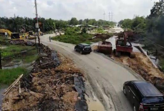 Terperosok 12 Meter dalam Tanah, Tronton Muatan Cangkang Belum Bisa Diangkat