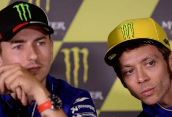 Valentino Rossi Bujuk Jorge Lorenzo untuk Tetap di MotoGP   