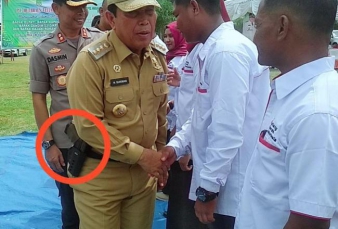 Ups.., Sukiman Kunker Dengan Pistol di Pinggang