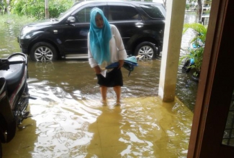 Sstt..., Bu Sekcam Angkat Rok Lho, Basah-Basahan Lagi