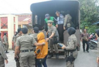 Lagi Asik, Gaek Agogo dan Pasangannya Diciduk Satpol PP