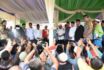 Orang Tua dan Santri IBS Makan Ikan bersama, dengar Tausiyah dan lelang Amal