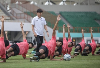 Shin Tae Yong Awasi Pemain Timnas U19