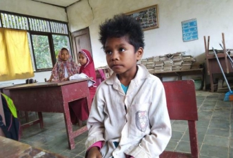 Mari Bantu Siswa SD Filial yang Berseragam Lusuh dan Gedung Sekolah Rusak 