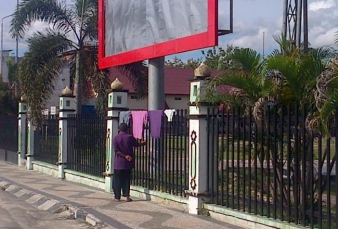 Wak, Pagar Kantor Camat Mandau Jadi Jemuran Pakaian