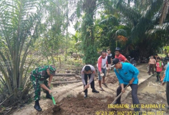 Babinsa Bersama Warga Laksanakan Goro 