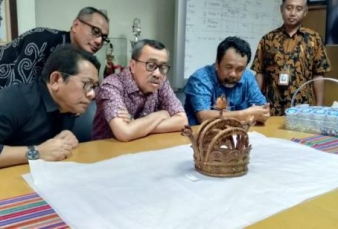 Gubernur Riau Saksikan Mahkota Sultan Siak di Museum Nasional