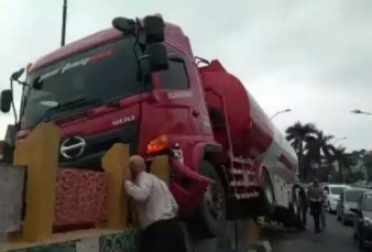 Hindari Pemotor, Truk Pertamina Panjat Median Fly Over Jalan Sudirman Pekanbaru