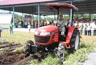 Azis Zaenal serahkan Mini Traktor ke Desa Sei.Lembu untuk peningkatkan Produksi Pertanian