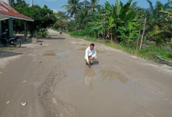 Cerita Lobang Menganga di Jalanan Rokan Hulu 