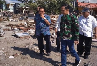 Jokowi Pakai Jaket TNI Saat di Palu, Ini Kata Pengamat Militer