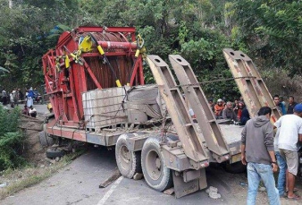 Raksasa Masuk Parit, Lalu Lintas Kerinci-Merangin Lumpuh