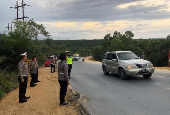 Sssstt...Polres Siak Bikin Tim Ganjal Ban di Jalintara 