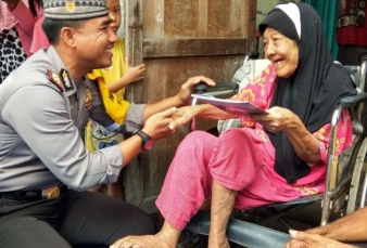 Senyum Nenek Rayhana Dikunjungi Tim Jumat Barokah