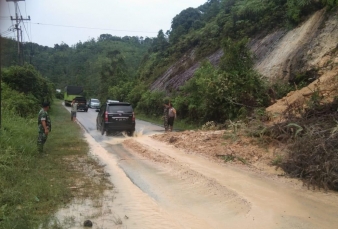 Insensitas Hujan Tinggi, Jalan Lintas Riau-Sumbar Longsor