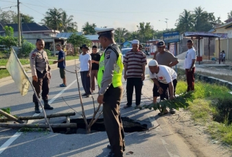 Jalan Lintas Pekanbaru - Kuansing Mendadak Amblas