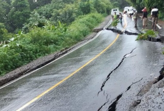 Banjir dan Longsor, Jalan Lintas Sumatera Terbelah