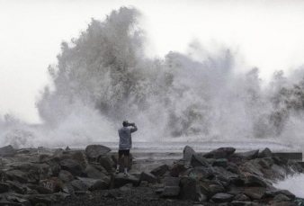 Badai Dennis Hantam Inggris, Dua Tewas Terseret ke Laut 