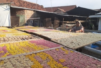 Berkat Kerupuk Mlarat, Muanah Raup Omzet Rp 20 Juta 