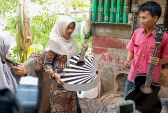 Dan Denting Akustik Adrisman Berpendar Jauh