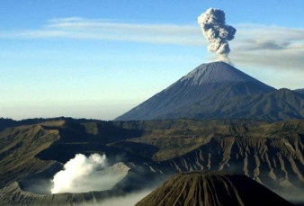 Gunung Semeru Erupsi, Warga Diminta Waspadai Jalur Awan Panas