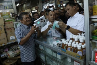 Polisi Sidak Pasar Pramuka Temukan Masker Tak Sesuai Standar