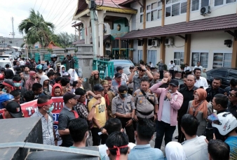 Ratusan Mahasiswa Desak Hakim Tolak Prapid Muhammad karena Status DPO 