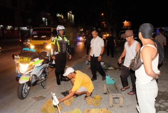 Cegah Penyebaran Corona, Polisi Bubarkan Kerumunan Warga di Pekanbaru