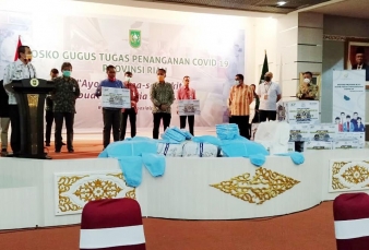 PLN dan Satgas BUMN Beri Bantuan 200 APD Covid-19 ke Puskesmas 