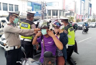 Polisi Tindak Pengendara Motor Tidak Pakai Masker